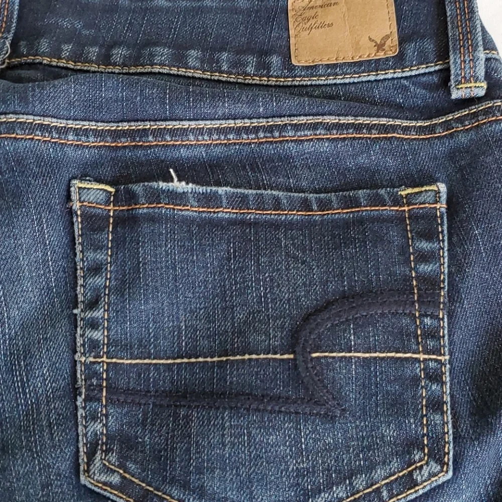 EUC AMERICAN EAGLE ARTIST CROP DENIM JEANS SIZE 4